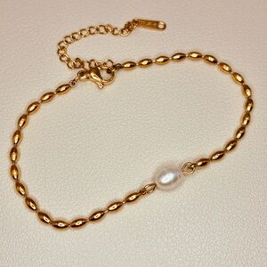 Gold Rice Beaded Bracelet with Natural Freshwater Pearl Detail